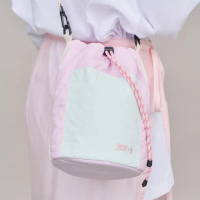 【plain-me】卡肉聯名 SAAKO 防潑水 輕量鋪棉拼接水桶包 SAA3013-241(男包包 女包包 斜背包 側