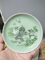 日本回流瓷器古董清代豆青釉堆塑獅子牡丹盤碟皿，保真包老，口沿