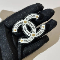 Pre-owned CHANEL FASHION JEWELRY BROOCH 16B COCO ACRYLIC WHITE (PV310326.137/DNRXP)