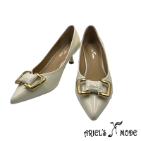 Ariels mode俐落率性金屬飾釦鏡面光澤感羊漆皮尖頭酒杯跟鞋-米色