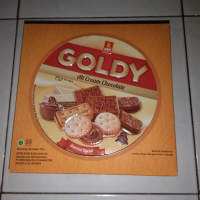 Biskuit krim coklat UBM Goldy chocolate assorted biscuits