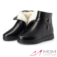 【MOM】真皮短靴 坡跟短靴/真皮細緻牛皮時尚皮帶釦飾平底坡跟舒適短靴(黑)