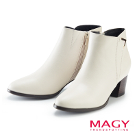 MAGY 金屬V型釦環真皮粗跟短靴 米白