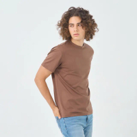 【GIORDANO 佐丹奴】男裝圓領小刺繡奢華棉TEE(28 可可棕)