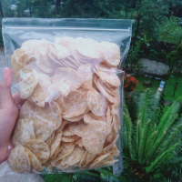 kripik tempe renyah dan gurih rasa kencur alami 1 kg.   Camilan