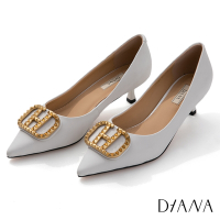 DIANA 5 cm絲綢羊皮金屬環形釦飾尖頭低跟鞋-牛奶白