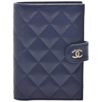 【CHANEL 香奈兒】經典金色雙C LOGO菱格粒紋牛皮多夾層護照夾(深藍色AP3791C-BLUE-GP)