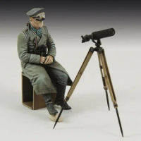 1/35 Scale Unpainted Resin Figure Garage Kit 1 Figure With Observer