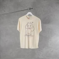 Kaos MARDI MERCREDI DOG DJANJI POSE TAUPE CREAM TSHIRT REGULAR 100% ORIGINAL 54X67CM