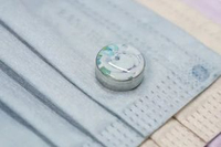 15mm 玫瑰 圖案香薰扣 香精油釦 精油飾物 口罩/衣領適用 磁石釦 口罩香薰夾 (白色)(連6片顏色隨機的可重用棉片)(隨機送上口罩3片)