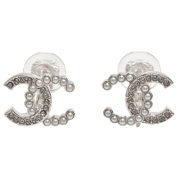 CHANEL 經典雙C LOGO水鑽珍珠各半造型夾式耳環(銀色)