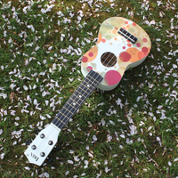 Alat gitar kecil kayu berwarna-warni 21 inci untuk mendengar pemula