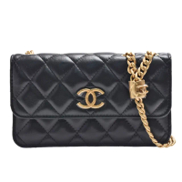 【CHANEL 香奈兒】經典刻紋雙C LOGO菱格紋小羊皮可調節鍊帶斜背小包(黑色AP3047L-BLK-GPN)