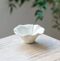 [日本製]  MIYABIKAIDO  美濃燒  奶油色釉  花型小碗(大)