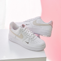 Nike Air Force 1 07 Low 女 白粉 AF1 雙勾 壓印小勾 荔枝皮 休閒鞋 HF9992-100