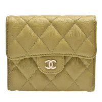 【CHANEL 香奈兒】經典金色雙C LOGO菱格粒紋牛皮釦式短夾(芥末黃色AP0231C-MUSTARD-GP)
