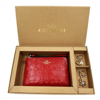 【COACH】浮雕C LOGO雙吊飾手拿零錢包禮盒(紅)