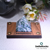 【SmileRocks 石麥】水草瑪瑙金字塔 4.0x4.0x3.8cm(療癒水晶 附SmilePad 6x9 底板)
