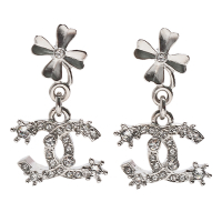 CHANEL 經典幸運草裝飾雙C LOGO水鑽鑲飾造型穿式耳環(銀色)