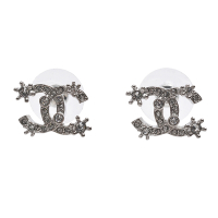 CHANEL 經典爪鑽雙C LOGO造型穿式耳環(銀色)