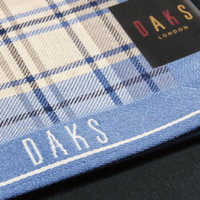 【沙克思】DAKS 標準重疊格紋純棉男手帕 特性：100%純棉編織+50 × 50大尺寸