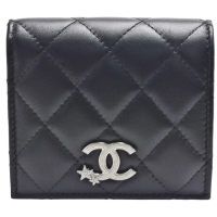【CHANEL 香奈兒】經典星星點綴刻紋雙C LOGO菱格紋小羊皮暗釦短夾(黑色AP3726L-BLK-SS)