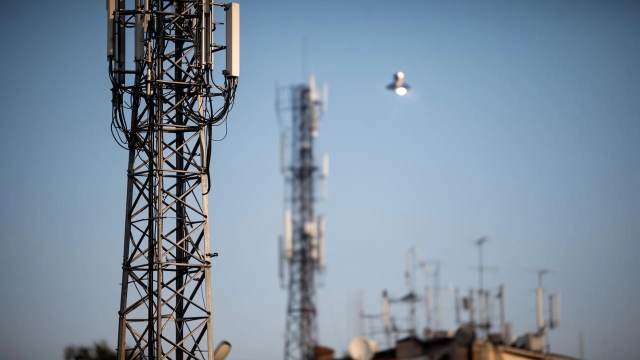 SpaceX Seeks 80,000 US Cell Towers, Nears Big Four Status in Talks with Crown Castle