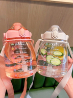2021新款每日提醒喝水目標塑料杯帶吸管刻度水瓶可愛斜跨隨手杯子