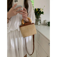 กระเป๋าสาน ใบเล็ก น่ารัก มี 2 สี ตั้งเป็นทรง หูไม้ สายหนัง มีสายยาวให้ P324  labella  ของ  แท้ rally