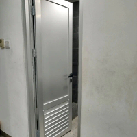 pintu kamar mandi bawa jalusi harga di atas dah terpasang