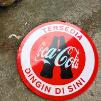 Coca-Cola Enamel Coca Cola Tersedia Dingin Di Sini Logo Merah Putih untuk Dekorasi Vintage