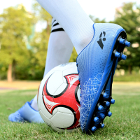รองเท้าเด็ก 2023 รองเท้าฟุตบอลเด็กชายรุ่นใหม่รองเท้ากีฬาเด็กหญิงรองเท้าฝึกซ้อมหญ้าเทียมสำหรับเด็กพื้นนิ่ม