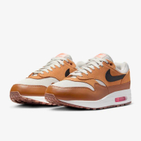 【NIKE 耐吉】運動鞋 慢跑鞋 休閒鞋 男鞋 NIKE AIR MAX 1 ESS 棕橘 皮革 麂皮 氣墊 緩震(FZ5808004)