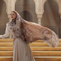 ￼IVAN GUNAWAN PRIVE - Hijab Motif Lareina Scarf Raya Jilbab Segi Empat ORIGINAL By IVAN GUNAWAN