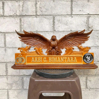 Papan nama kayu jati custom order motif burung Garuda cocok buat di meja kerja
