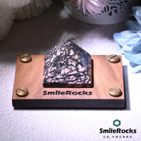【SmileRocks 石麥】玫瑰石金字塔 4.0x4.0x3.4cm(薔薇輝石 附SmilePad 6x9 底板)