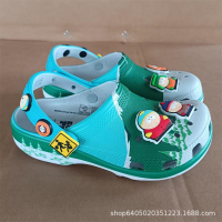 crocscrocs รองเท้าคล็อกอเนกประสงค์ร่วมแบรนด์กับ South Park สำหรับฤดูร้อน รองเท้าแตะคู่สำหรับทั้งชายแ