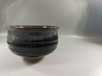 日本 寬樂作 茶碗 抹茶碗，黑釉帶口沿內外多彩流釉，底部刻作
