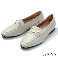 DIANA DIANA2 CM質感牛皮小花金屬釦飾低跟樂福鞋-漫步雲端焦糖美人(米白)