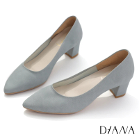 【DIANA】5.5cm霧面摩根粉皮料素雅設計尖頭粗跟鞋(粉藍晶)