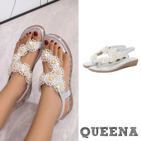 【QUEENA】坡跟涼鞋 7字涼鞋/浪漫蕾絲珍珠花朵夾腳7字造型坡跟涼鞋(銀)
