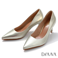 DIANA 7 cm細緻光澤壓紋羊皮素色幾何設計跟尖頭高跟鞋-漫步雲端焦糖美人-金