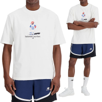 New Balance 男 白色 休閒 穿搭 塗鴉 小男孩 籃球 T恤 上衣 短袖 MT33588SST