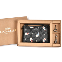 COACH 限定款 經典滿版C X可愛小雪人PVC防水皮革手拿包+雙吊飾禮盒組(雪人/C字吊飾)-黑灰色