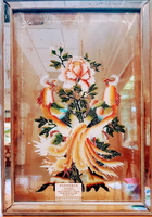 日治時期玻璃彩繪 鳳凰牡丹 鳳凰是百鳥之首，常用來象徵祥瑞，有吉祥、和諧的寓意，牡丹是百花之首，有繁榮、富貴、吉祥、如意的象徵。