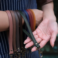 ♔🌟ใส่กับกระเป๋าสตางค์/ใช้เป็นพวงกุญแจได้🌟สายคล้องข้อมือหนังวัวแท้ Wrist Strap (Hatsukoi Leather Bag)
