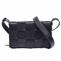 BOTTEGA VENETA 寶緹嘉  CASSETTE系列經典編織小羊皮磁釦斜背包(黑)