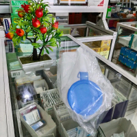 Pispot Pria dengan Tutup Biru