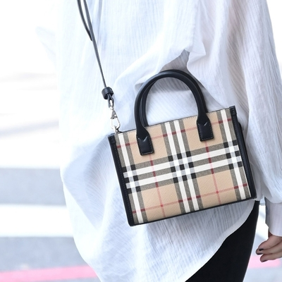 Burberry バーバリー オールド レトロ  旧ロゴ キーホルダー BURBERRY バーバリー キーホルダー