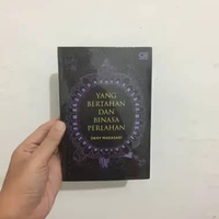 Buku - Yang Bertahan dan Binasa Perlahan by Okky Madasari